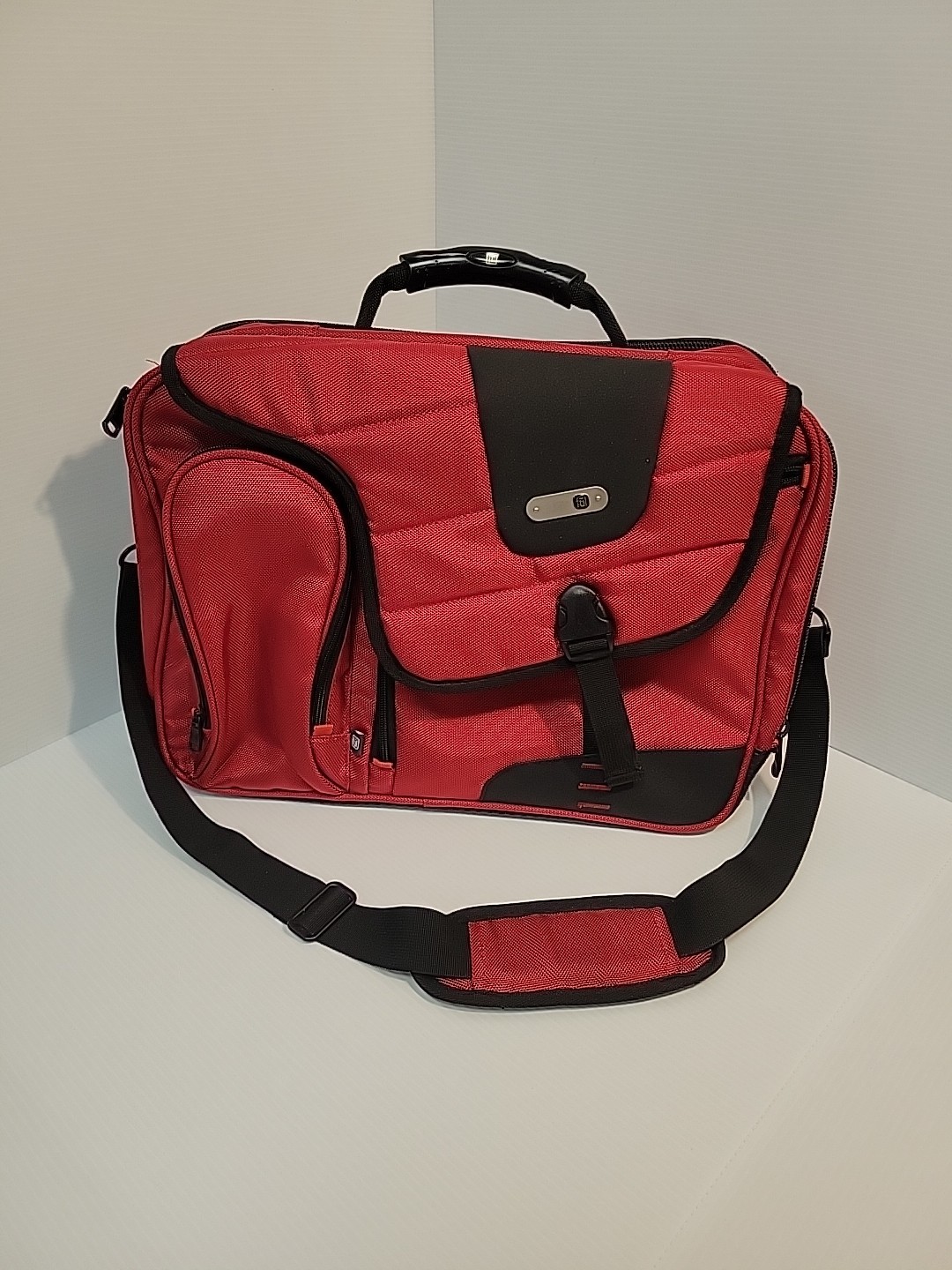 ful Commotion Messenger Bag, Crossbody, Over Shoulder Laptop Bag 17", Red