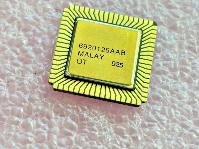 R80286-8 Intel Microprocessor CPU Gold  NOS Vintage