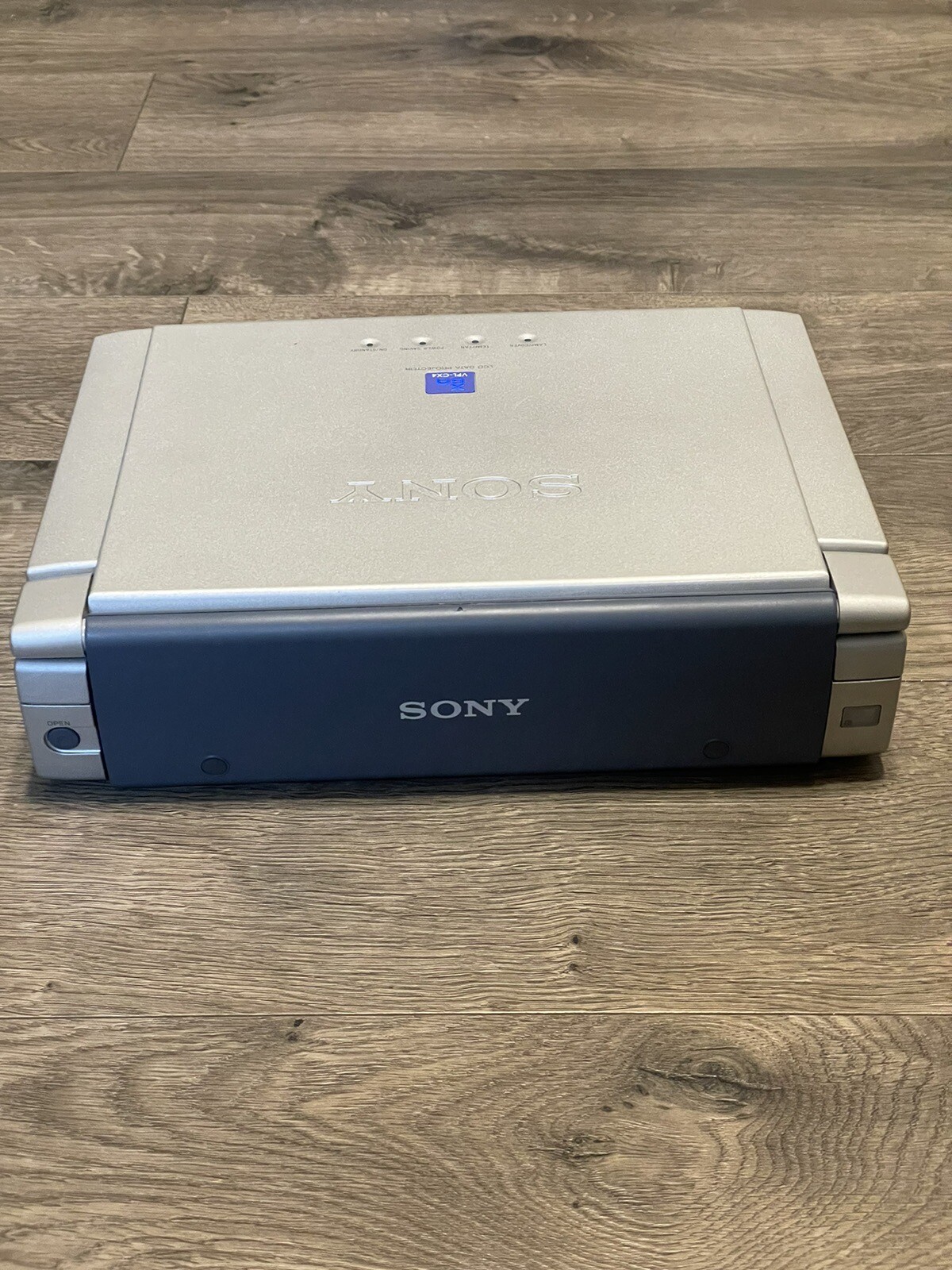 Sony 2001 XGA VPL-CX4 LCD Data Projector 1000 Lumen Complete w/ Remote Cables