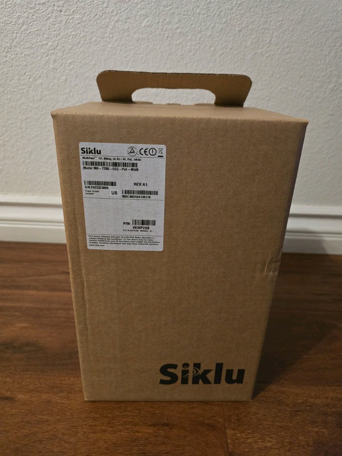 Siklu Multihaul TU, 90 deg 3x RJ-45, POE MH-T200-CCC-PoE-MWB Terminal Unit
