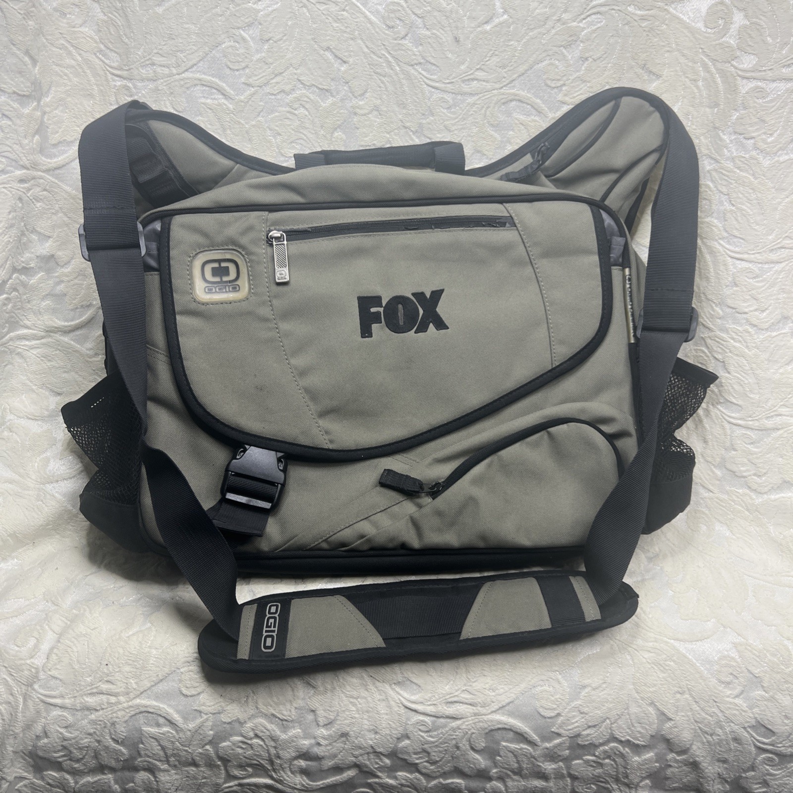 OGIO Design Hip Hop Messenger Laptop Bag Gray Sling Organizer W/FOX Logo