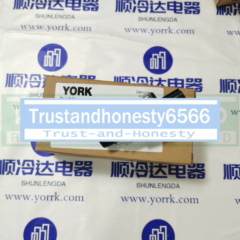 1PCS New For YORK 025-28678-115 pressure sensor