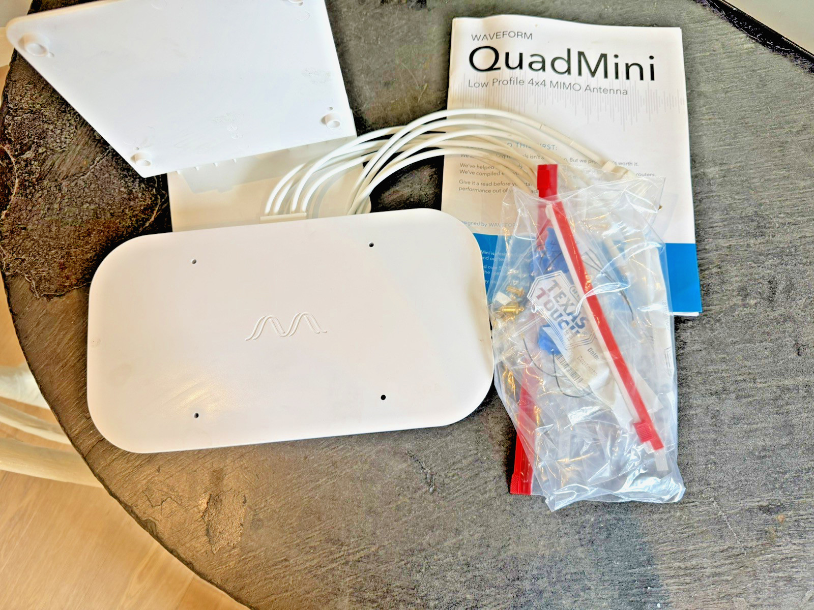 Waveform QuadMini: 4x4 MIMO Low-Profile Antenna
