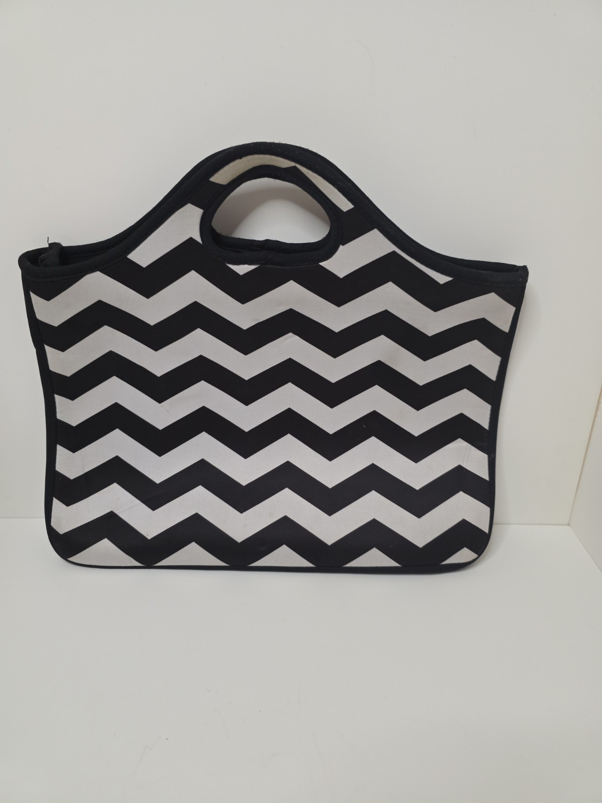 Macbeth Collection Black White Neoprene Laptop Sleeve MB-XL5CB Carry Handle