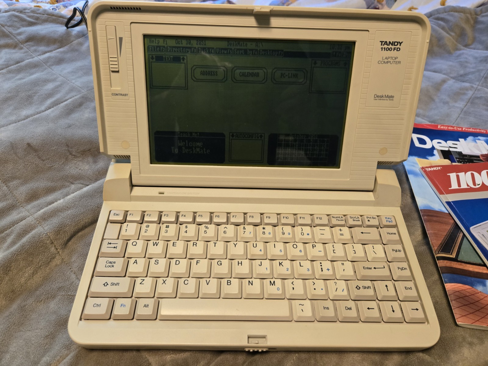 Tandy 1100FD Laptop Computer DeskMate Vntg '89  Boots with manuals cord disks 