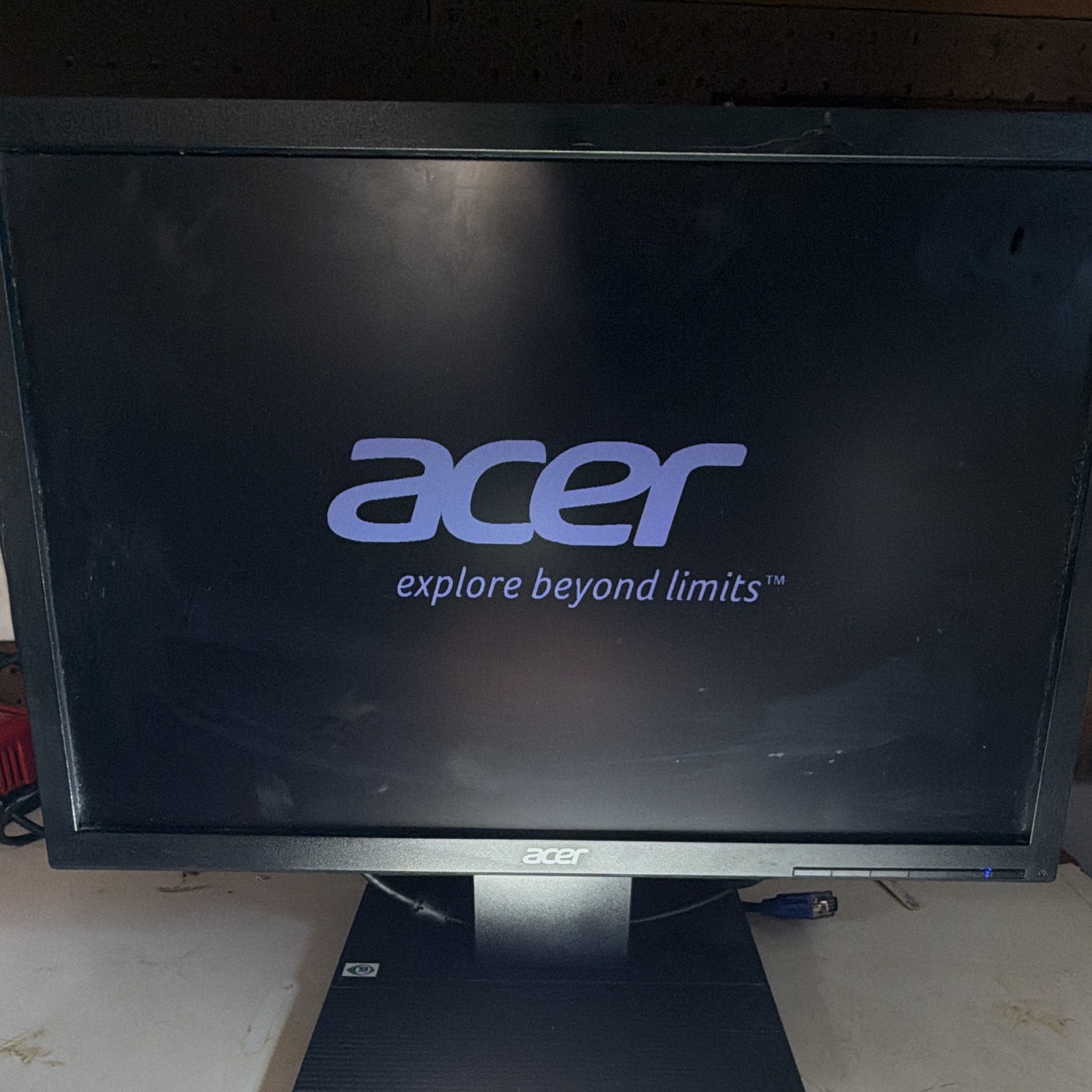 Acer V196WL 19-inch widescreen LED-backlit LCD monitor