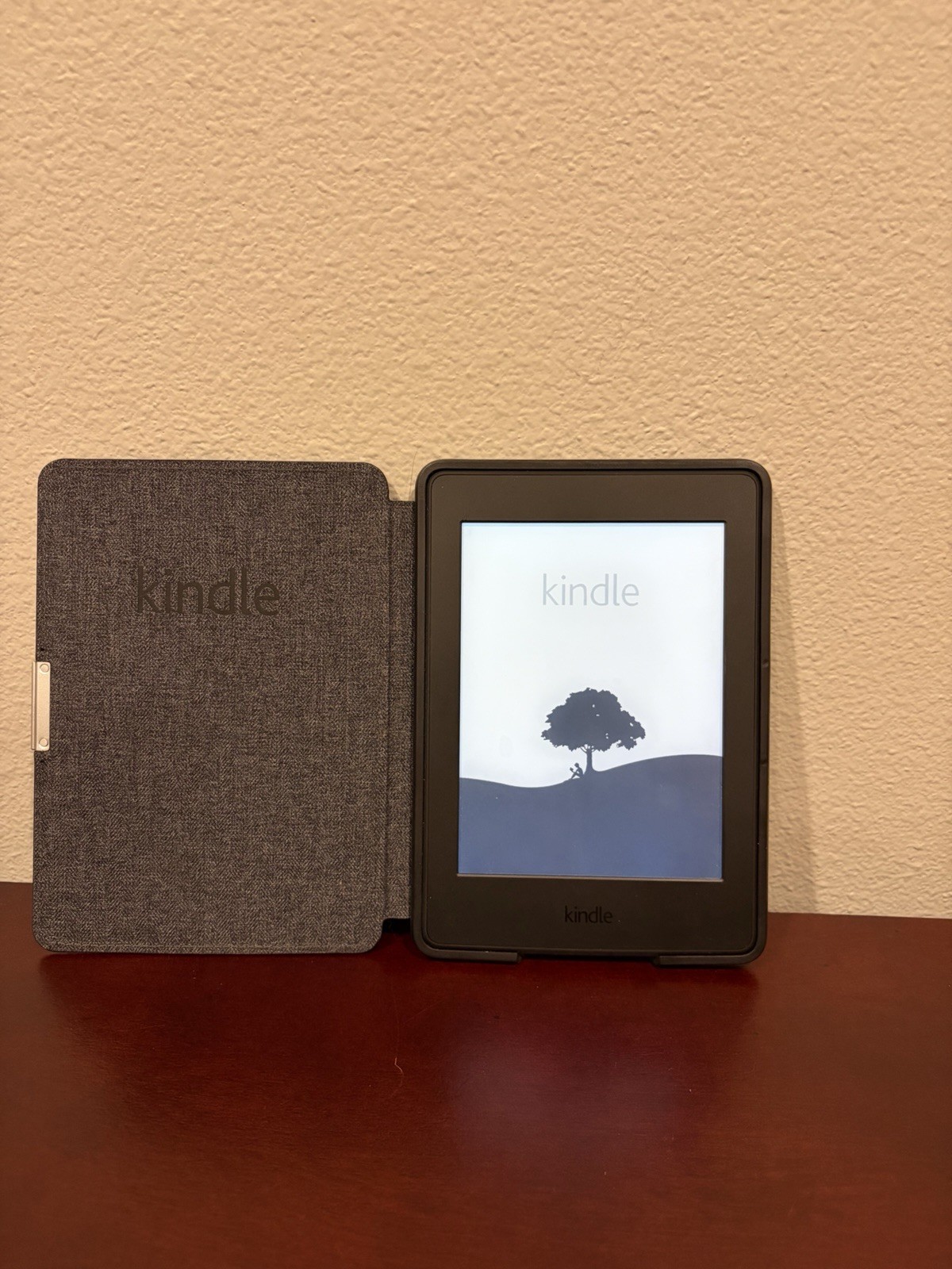 Amazon Kindle DP75SDI E-reader Paperwhite 3, 7th Gen 6" 4GB Wi-Fi W/ Case Bundle