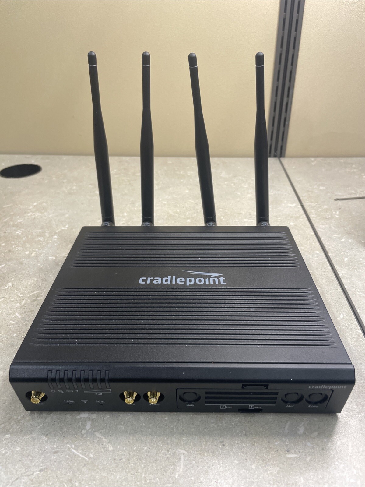 Cradlepoint AER2200 Advanced Edge LTE Router W/ Antennas  Adapter