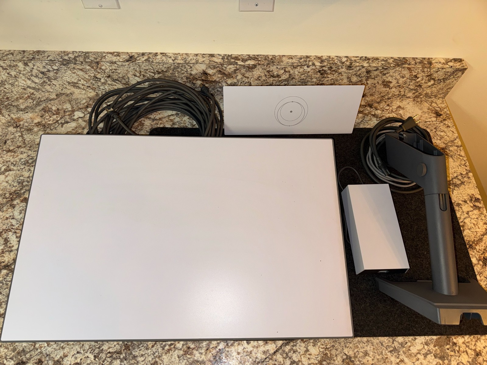 Starlink Standard Kit Gen 3 UTA-232 Dish + UTR-232 Router + Pivot Mount Unlocked