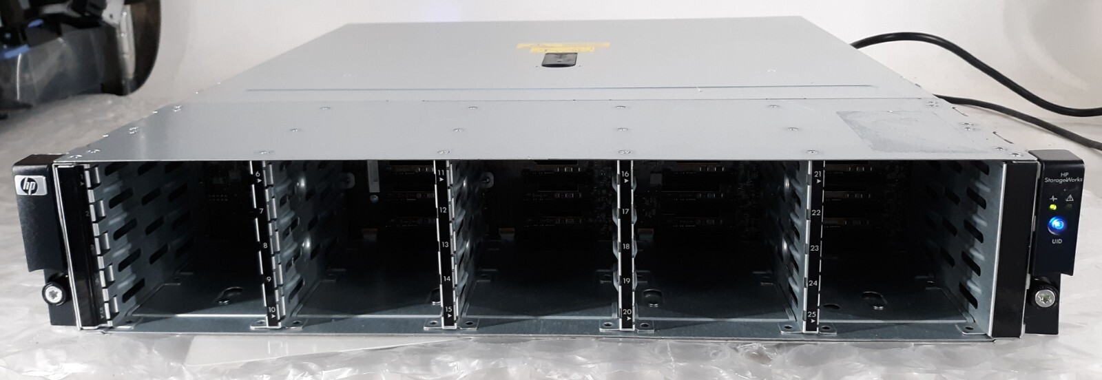 HP Storage Works AJ9471-63002 25-Bay 2.5" Enclosure w/ 2x 460W + 2x AJ941-04402