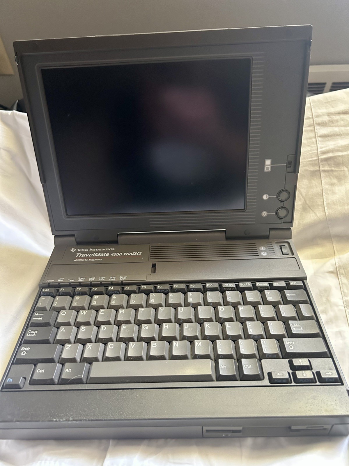 Texas Instruments TravelMate 4000E 486 WinDX2/50MHz Computer FOR PARTS OR REPAIR