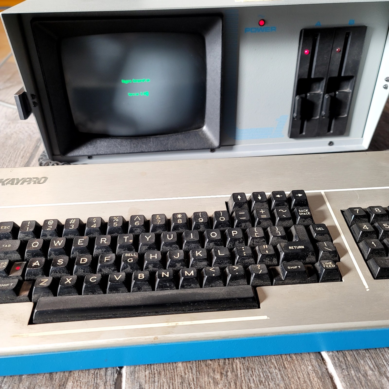 Kaypro Kaypro 2 Vintage Home Computer with Keyboard, Serial and Parallel Ports