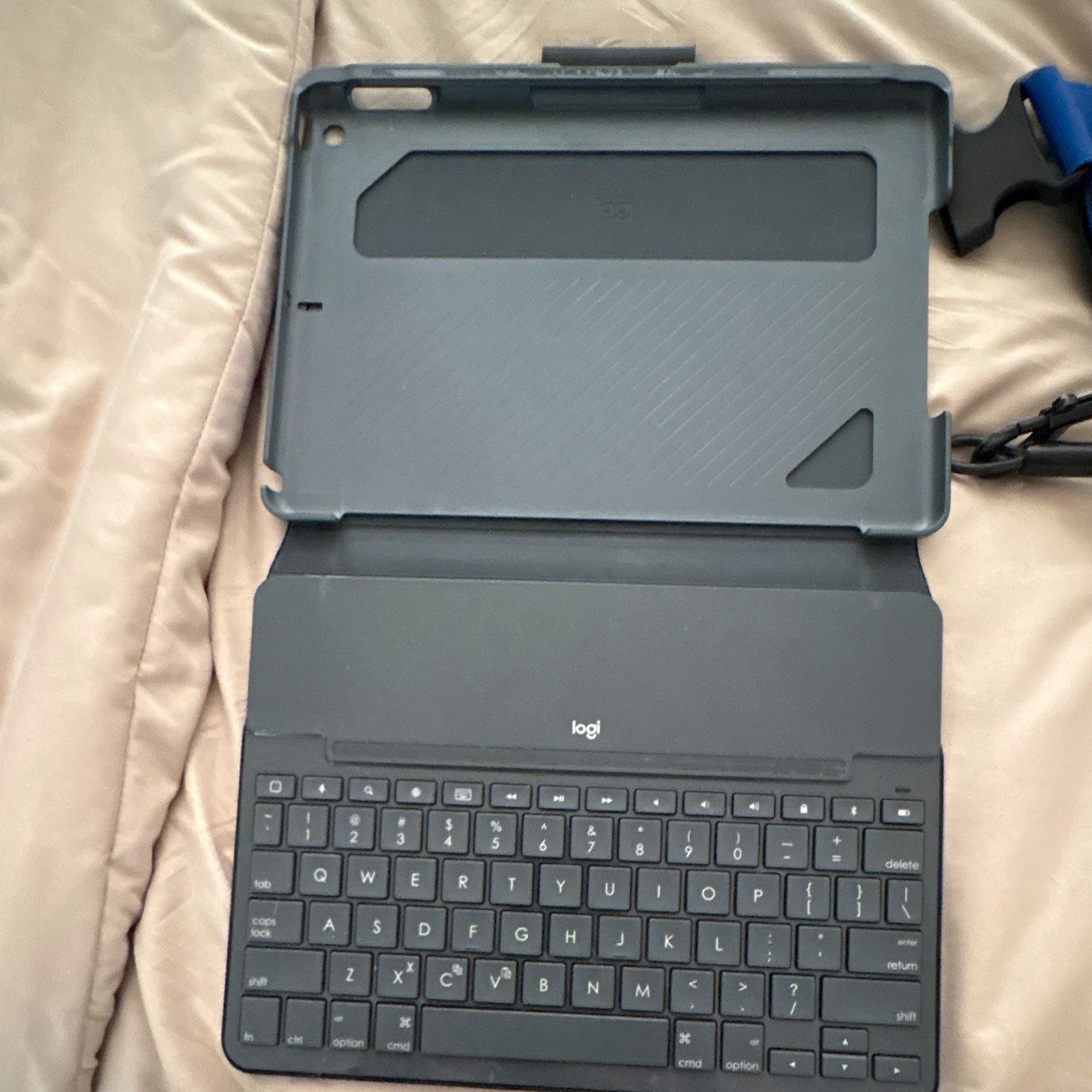 Logitech Logi Keyboard Folio Case for Apple iPad 10.2in w/ Stand, Gray