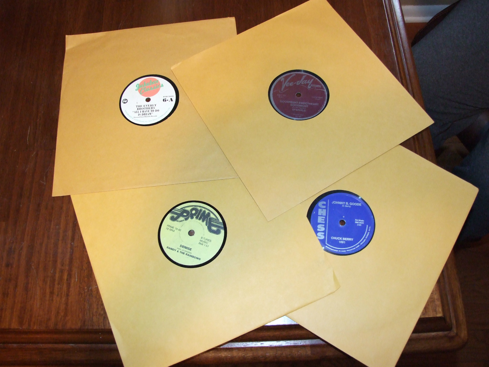 Repro 78 RPM        THE BEATLES I SAW HER STANDING THERE TWIST AND SHOUT G2U