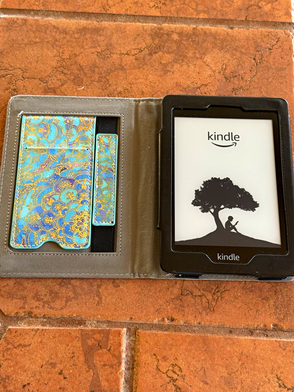 Amazon Kindle 7th Gen 4GB E-Reader Black Tested Working w/ Blue Pattern Case