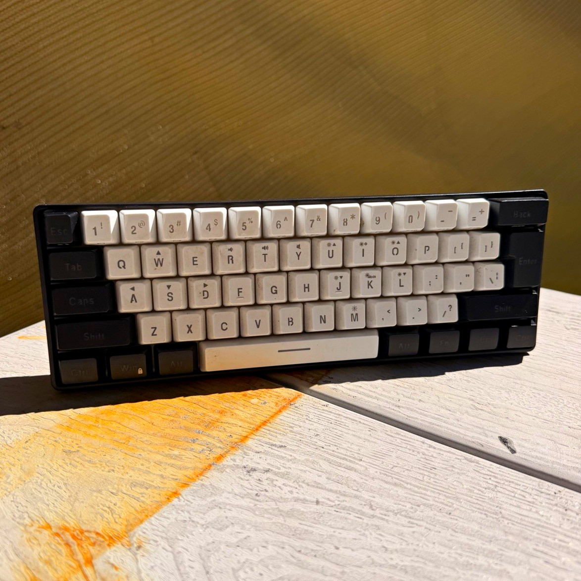Compact Black/White Computer Keyboard - German Language QWERTZ Layout