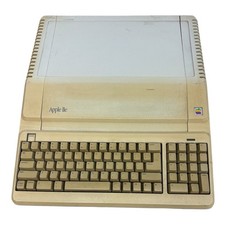 Apple IIe Platinum 128k Computer A2S2128 (Powers On) picture