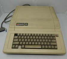 Vintage Apple IIe 2e iie Computer A2S2064 V1718 picture