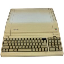 Apple IIe Platinum 128k Computer A2S2128 ~ Powers On picture