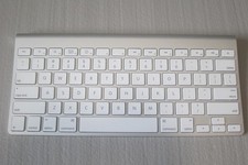 Apple wireless  keyboard- white color A1314 picture