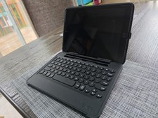 ipad 9th Gen 64GB Wifi and Cellular  With Zagg excellent condition picture