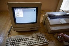 Apple Macintosh LC Complete System w/ RGB Monitor Keyboard Mouse Boots System 7 picture