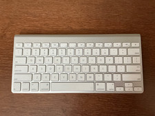 Apple A1314 Bluetooth Keyboard 2xAA batteries needed picture
